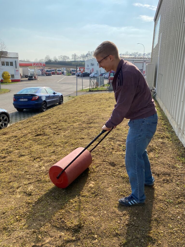 Konstantin Pauli takes care of the final tasks after sowing.